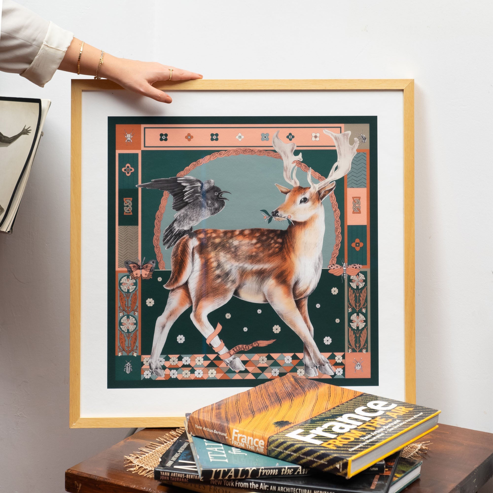 Seer / Geyik & Karga Orman Yeşili - Pudra 50 Cm Giclée Print