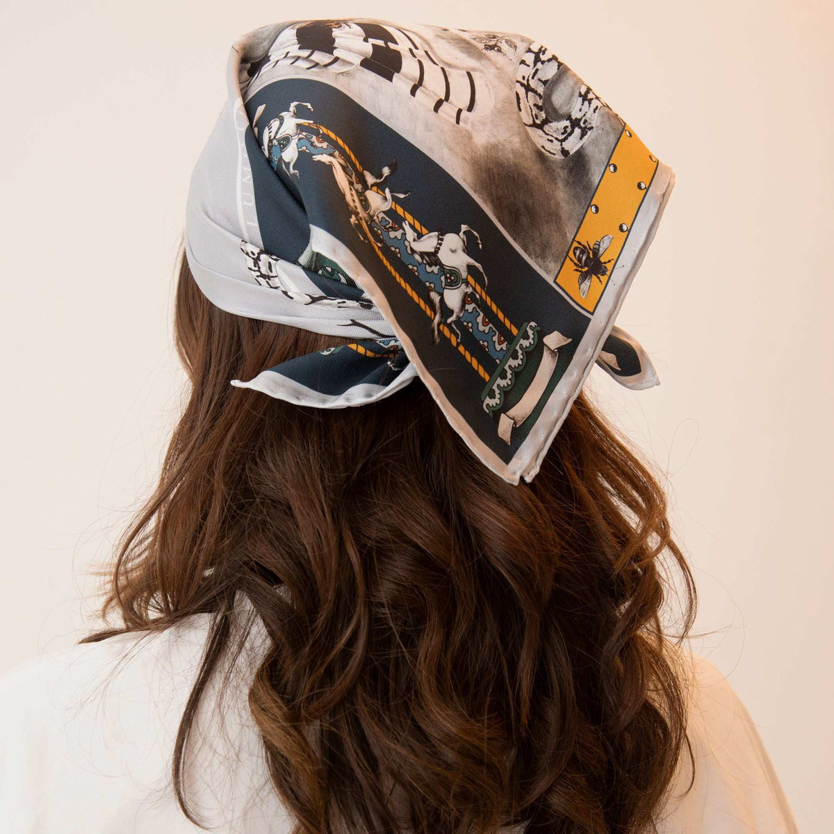 Delusion / Atlar & Yılanlar Gri İpek Twill 53 cm Bandana Fular