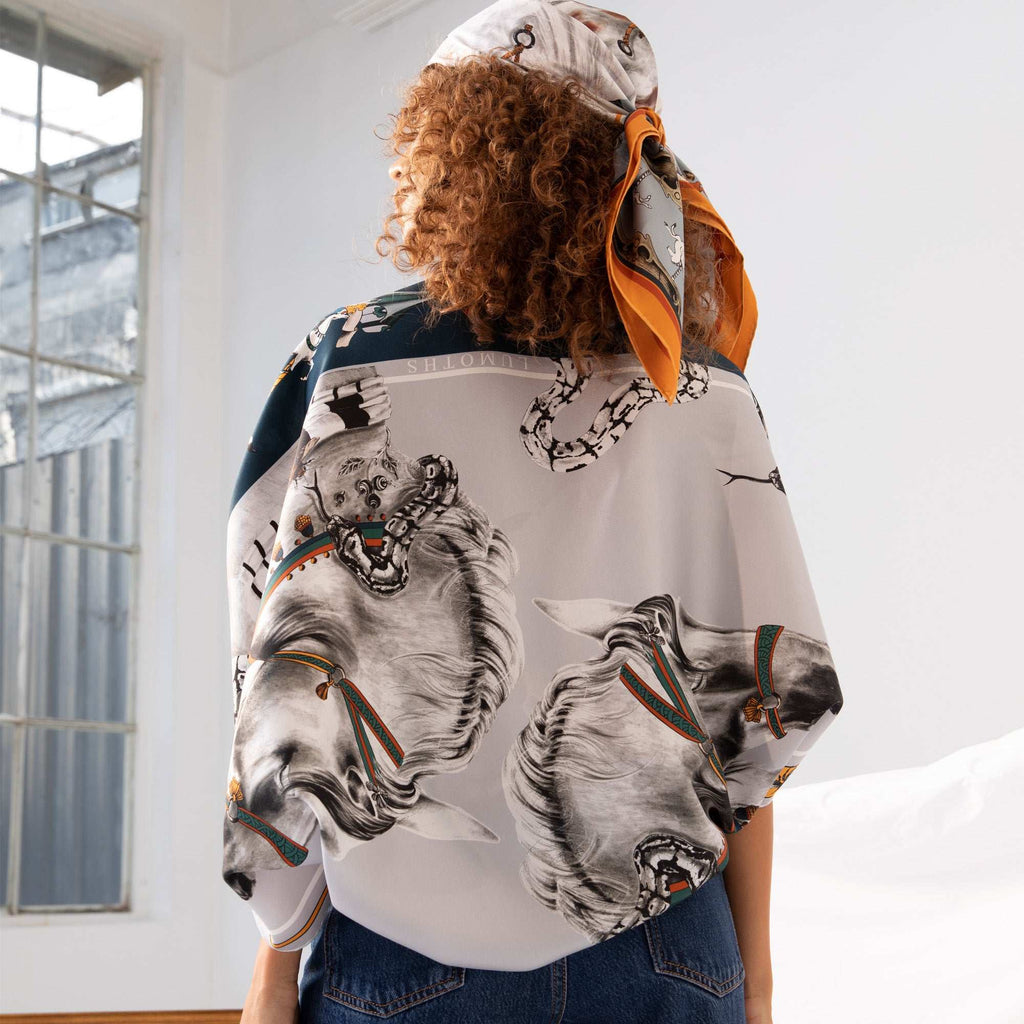 Delusion / Atlar & Yılanlar Gri İpek Twill 135 cm Şal