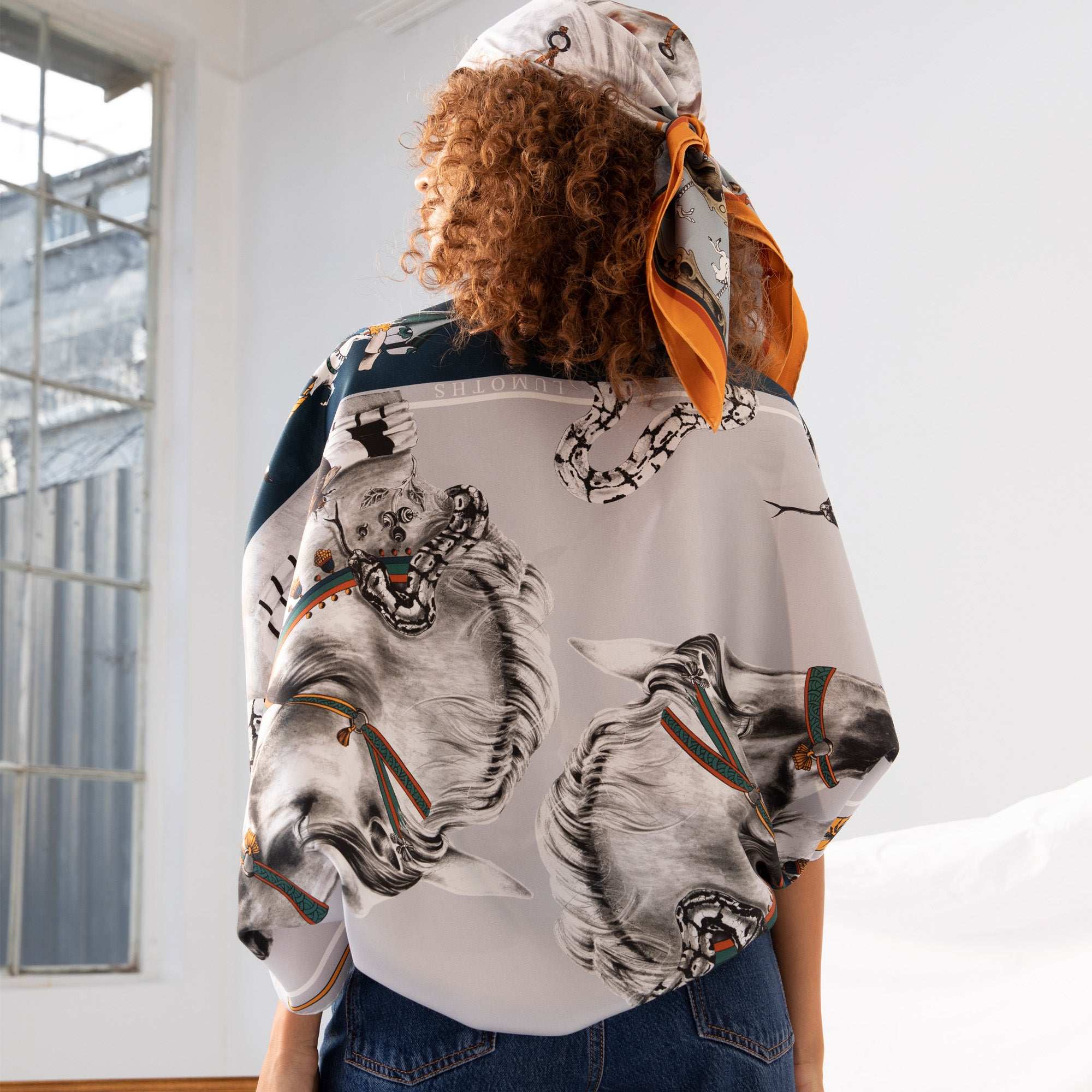 Delusion / Atlar & Yılanlar Gri İpek Twill 135 cm Şal