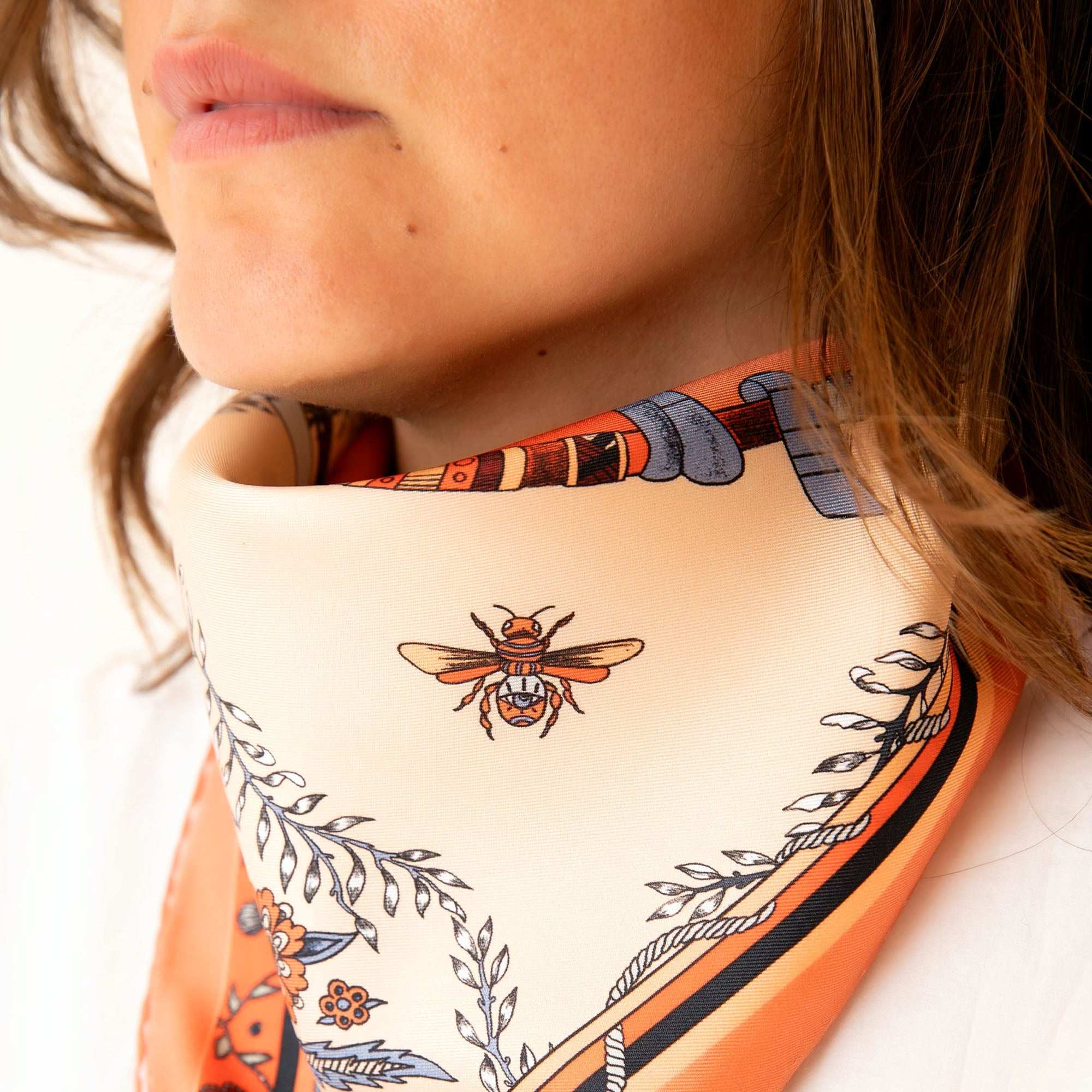 Healer Time / Tavşan & Güvercinler Ekru İpek Twill 53 cm Bandana Fular