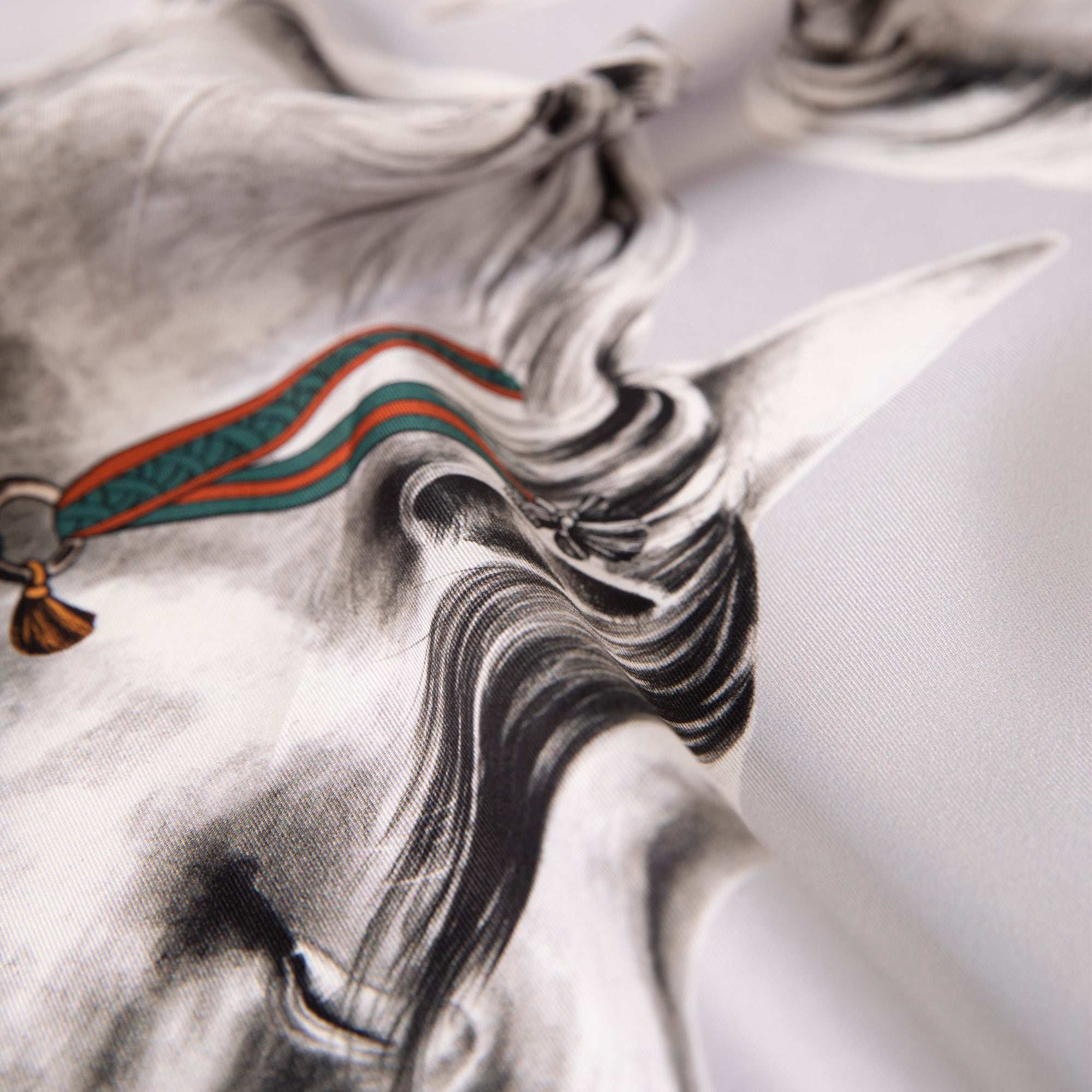 Delusion / Atlar & Yılanlar Gri İpek Twill 135 cm Şal