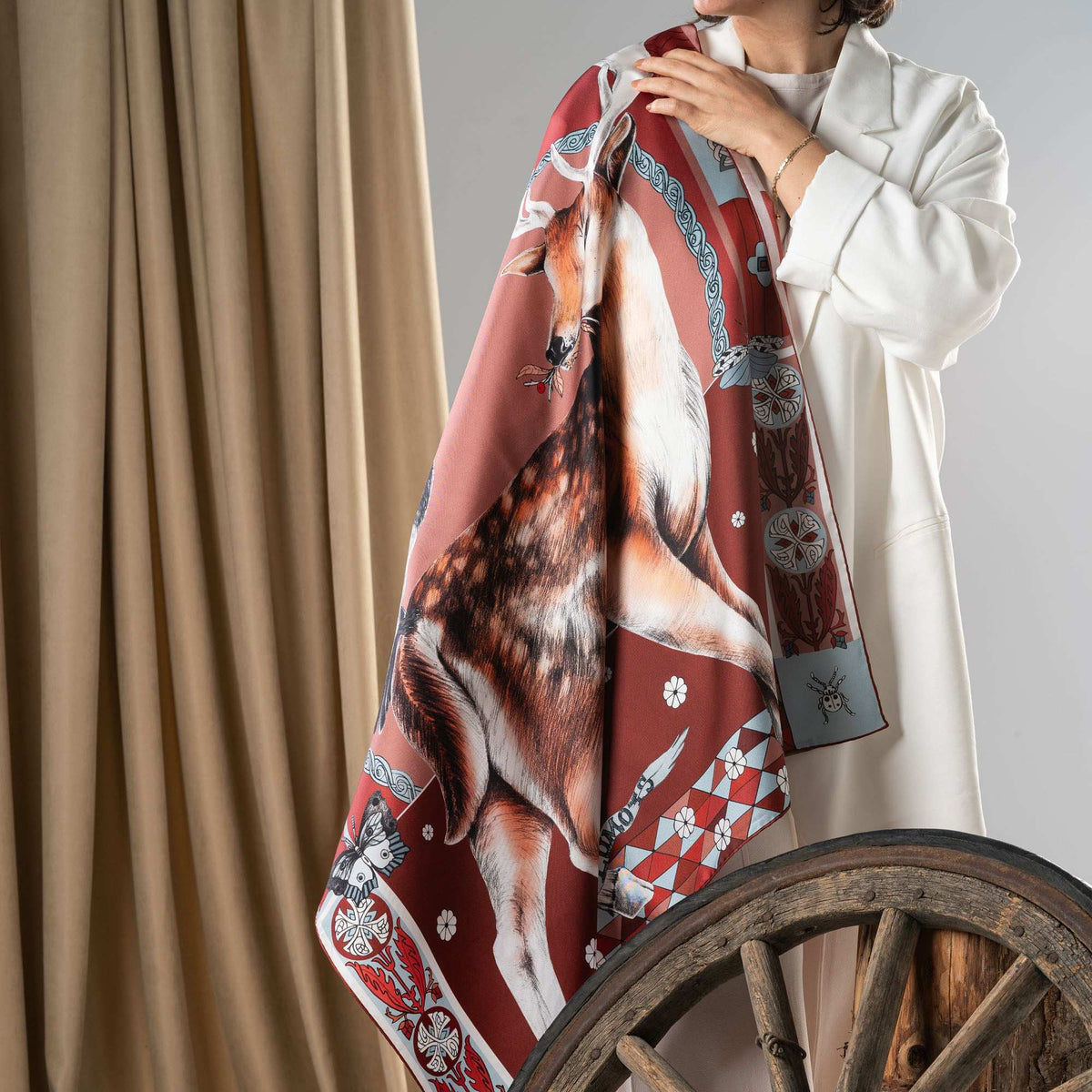 Seer / Geyik & Karga Dut Kırmızı İpek Twill 90 Cm Eşarp