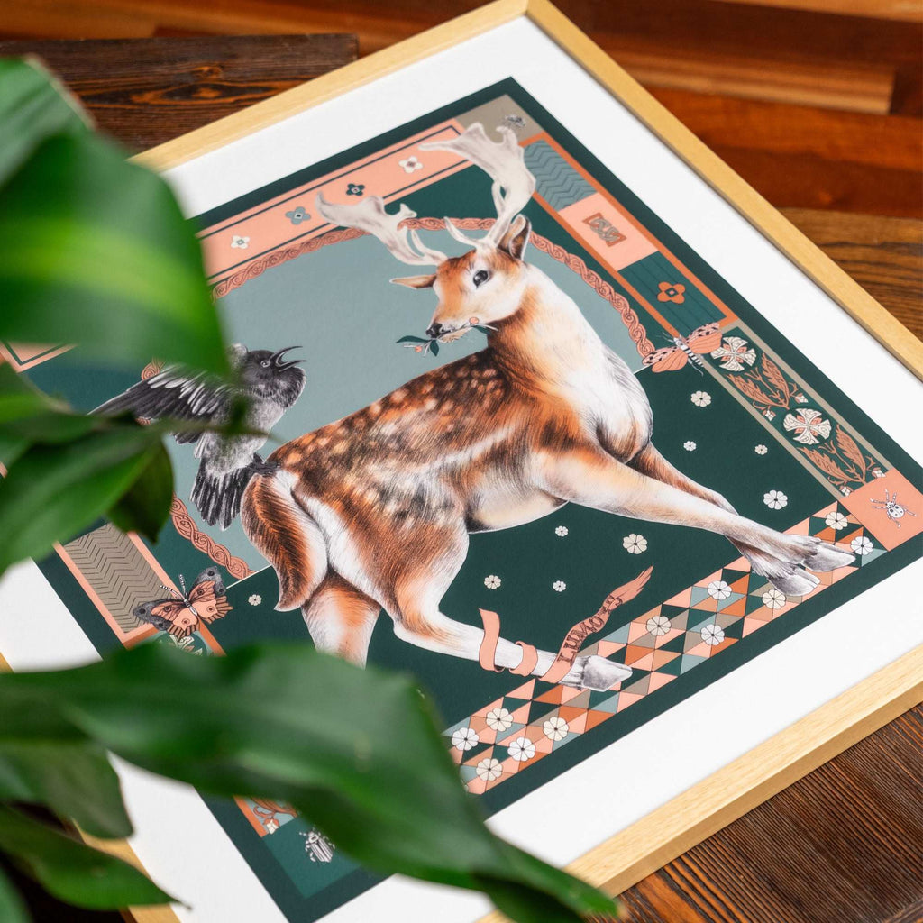 Seer / Geyik & Karga Orman Yeşili - Pudra 50 Cm Giclée Print