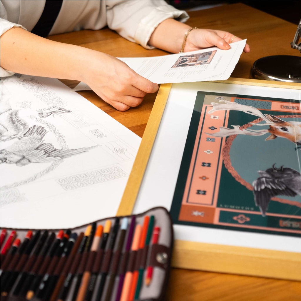 Seer / Geyik & Karga Orman Yeşili - Pudra 50 Cm Giclée Print