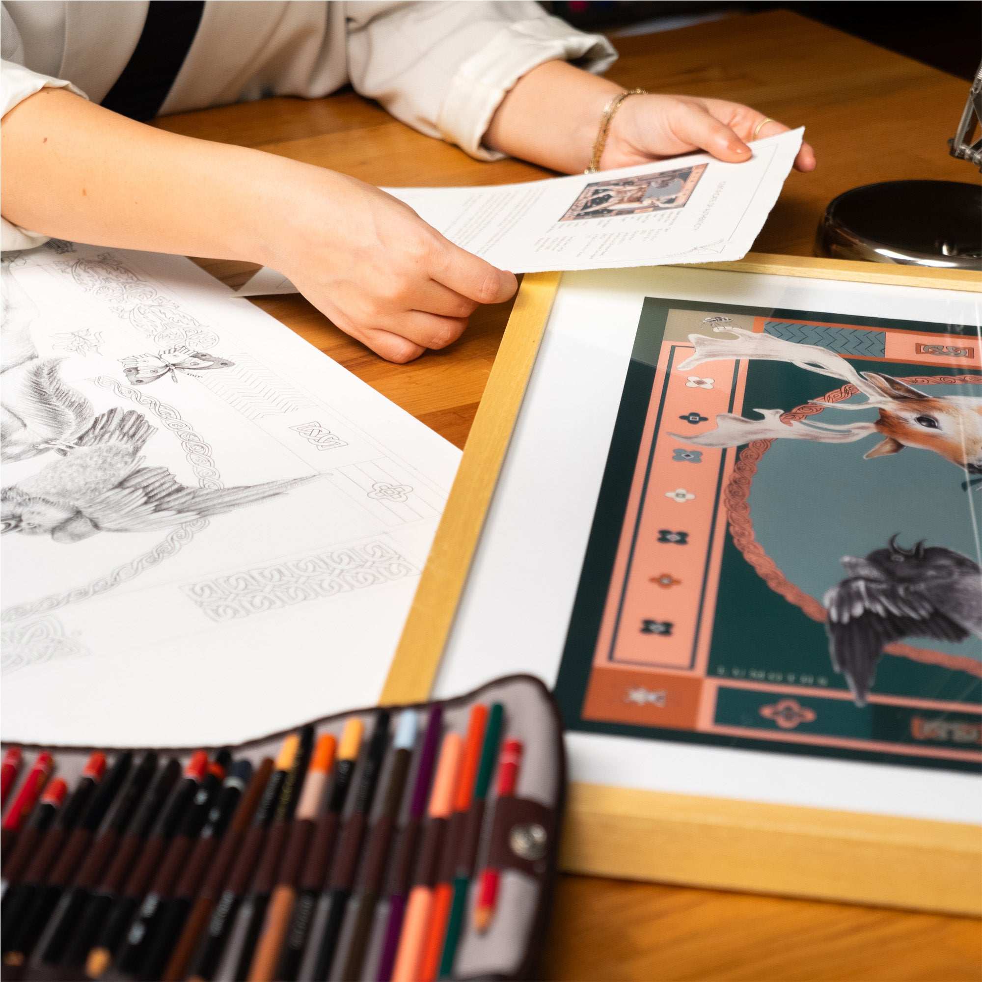 Seer / Geyik & Karga Orman Yeşili - Pudra 50 Cm Giclée Print