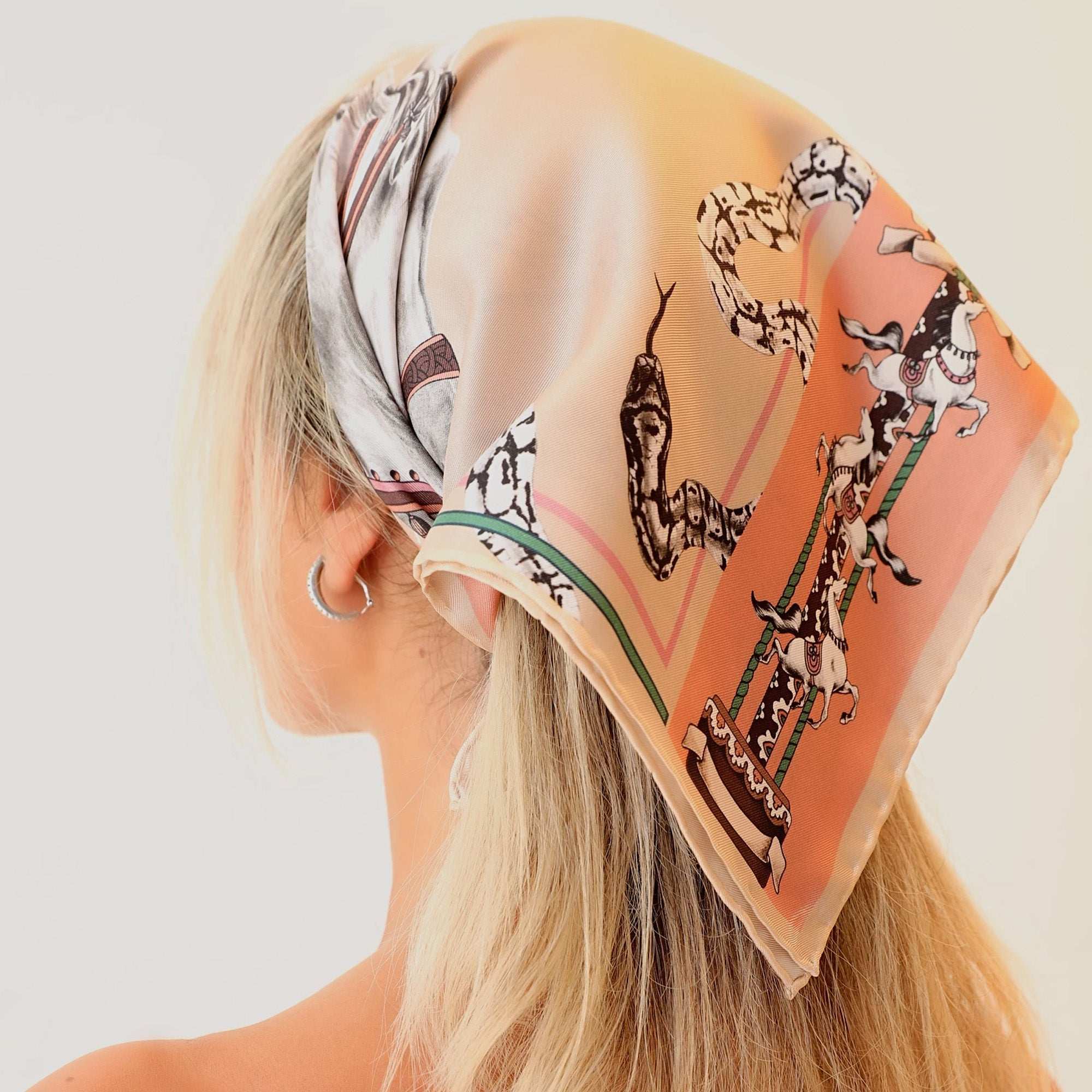 Delusion / Atlar & Yılanlar Bej İpek Twill 53 cm Bandana Fular