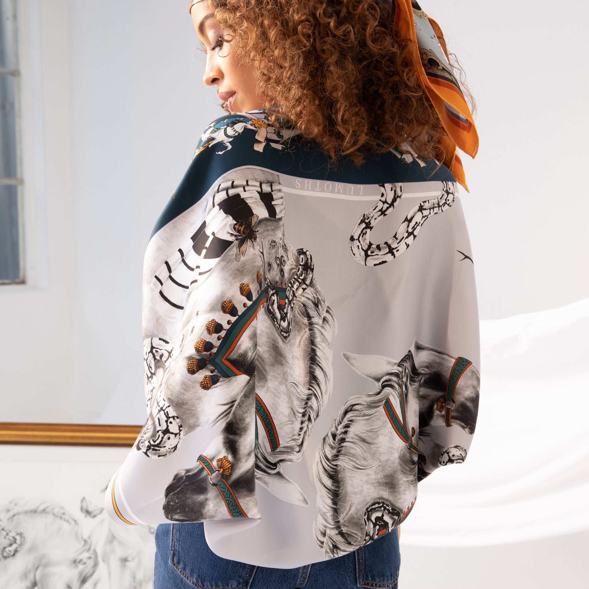 Delusion / Atlar & Yılanlar Gri İpek Krep 135 cm Şal