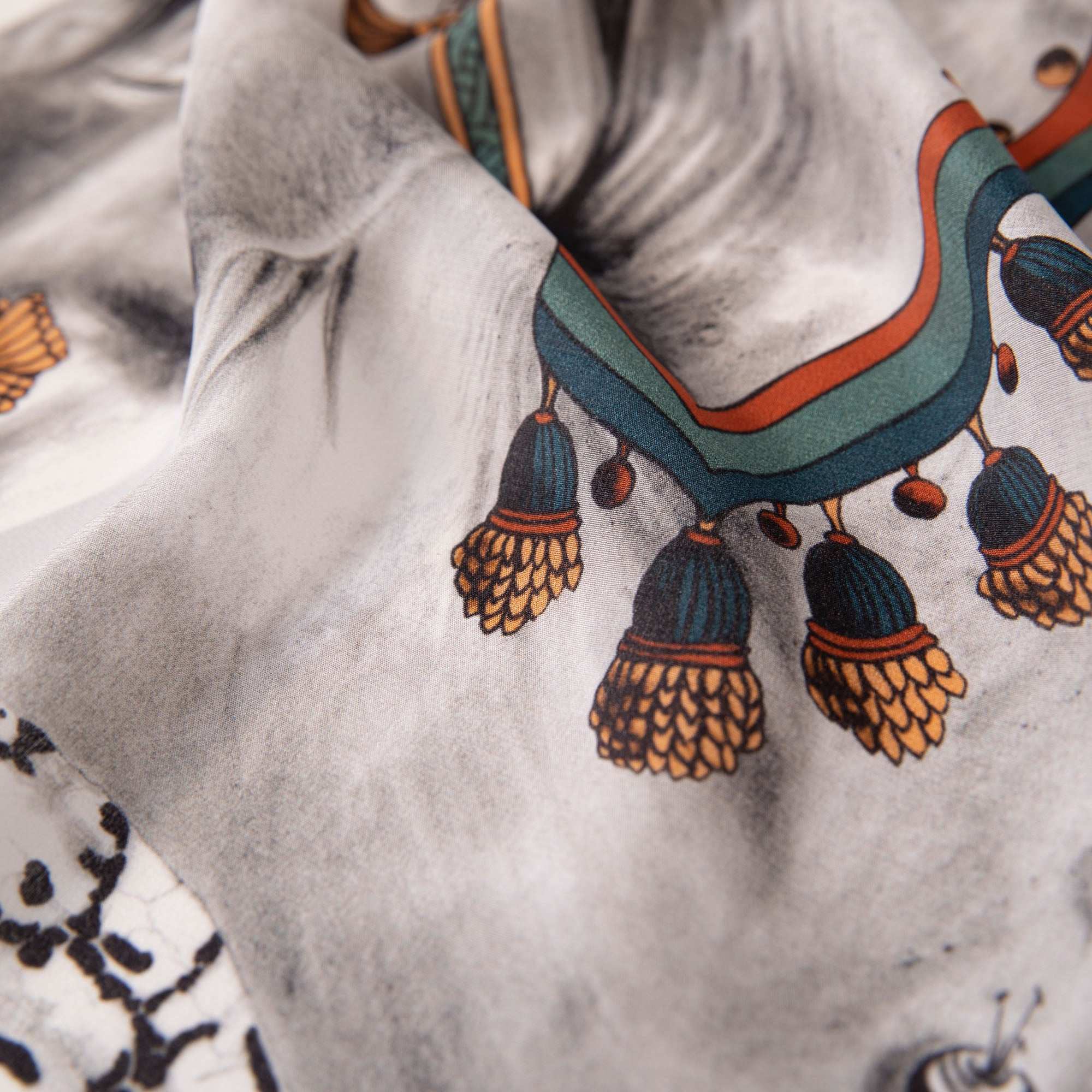 Delusion / Atlar & Yılanlar Gri İpek Krep 135 cm Şal