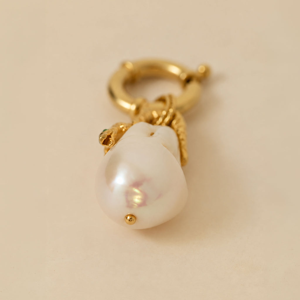 Fortune Crocodile Pearl / Timsah Formlu İnci Kolye Ucu Giyilebilir Sanat Parçası