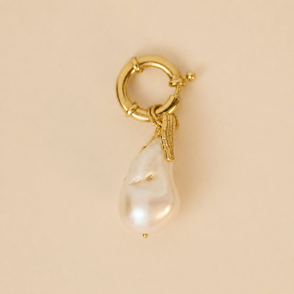 Fortune Crocodile Pearl / Timsah Formlu İnci Kolye Ucu Giyilebilir Sanat Parçası