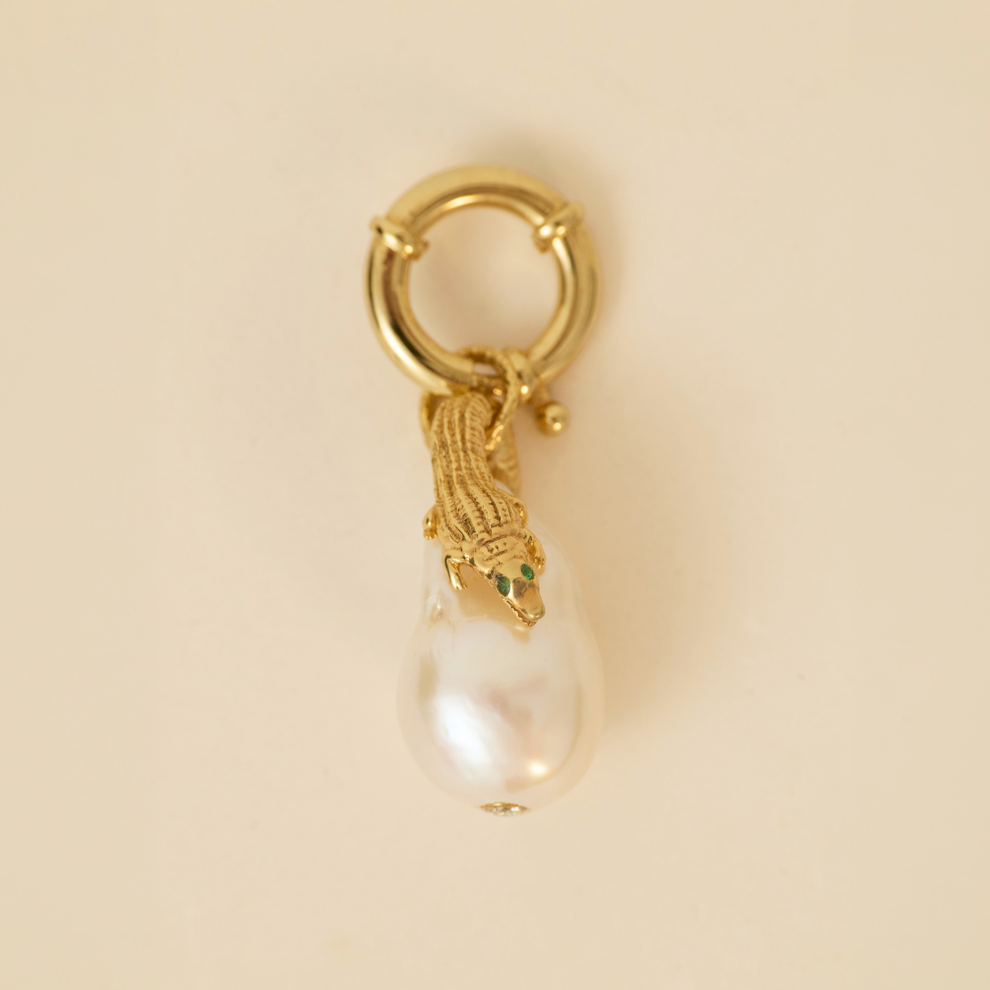 Fortune Crocodile Pearl / Pırlantalı Timsah Formlu İnci Kolye Ucu Giyilebilir Sanat Parçası