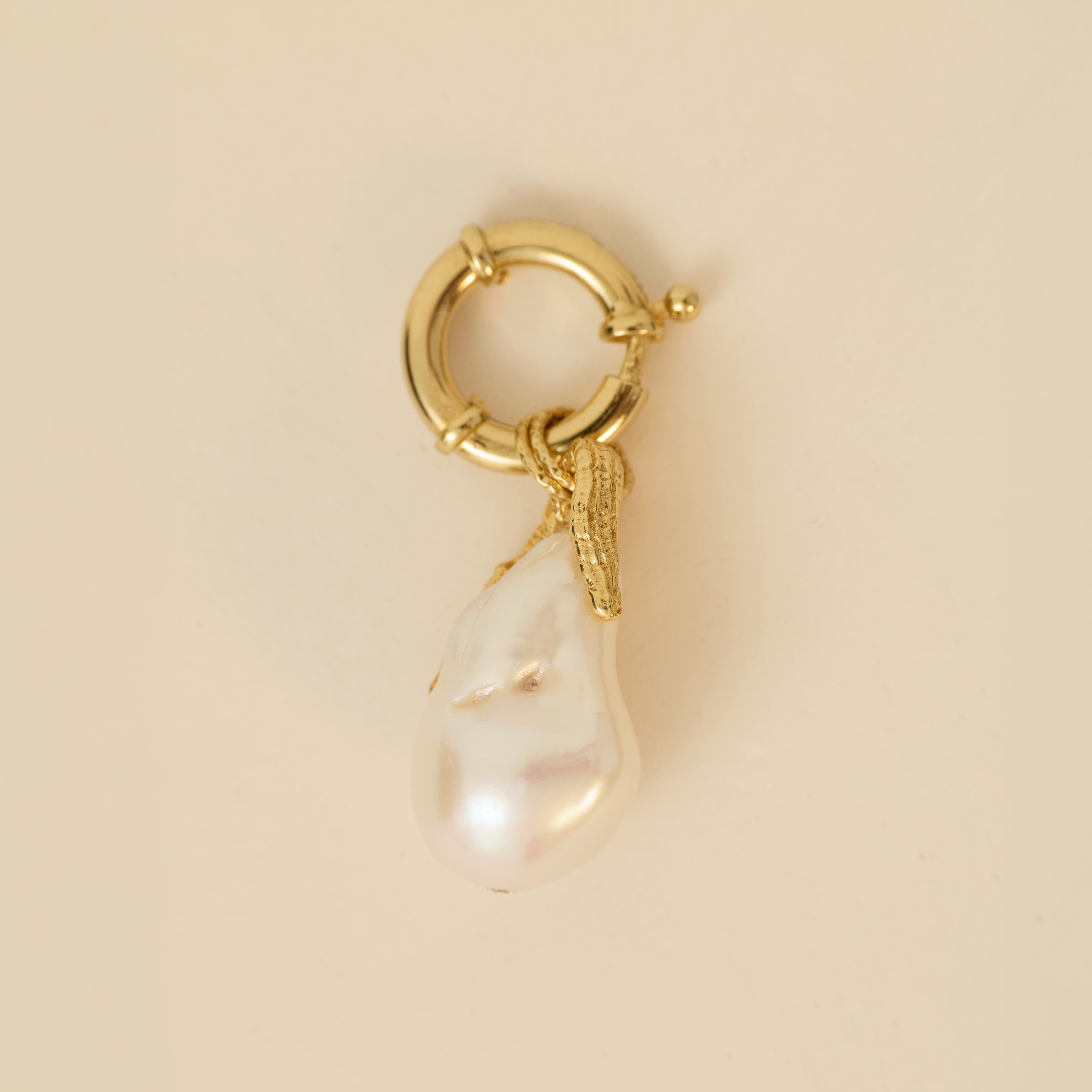 Fortune Crocodile Pearl / Pırlantalı Timsah Formlu İnci Kolye Ucu Giyilebilir Sanat Parçası