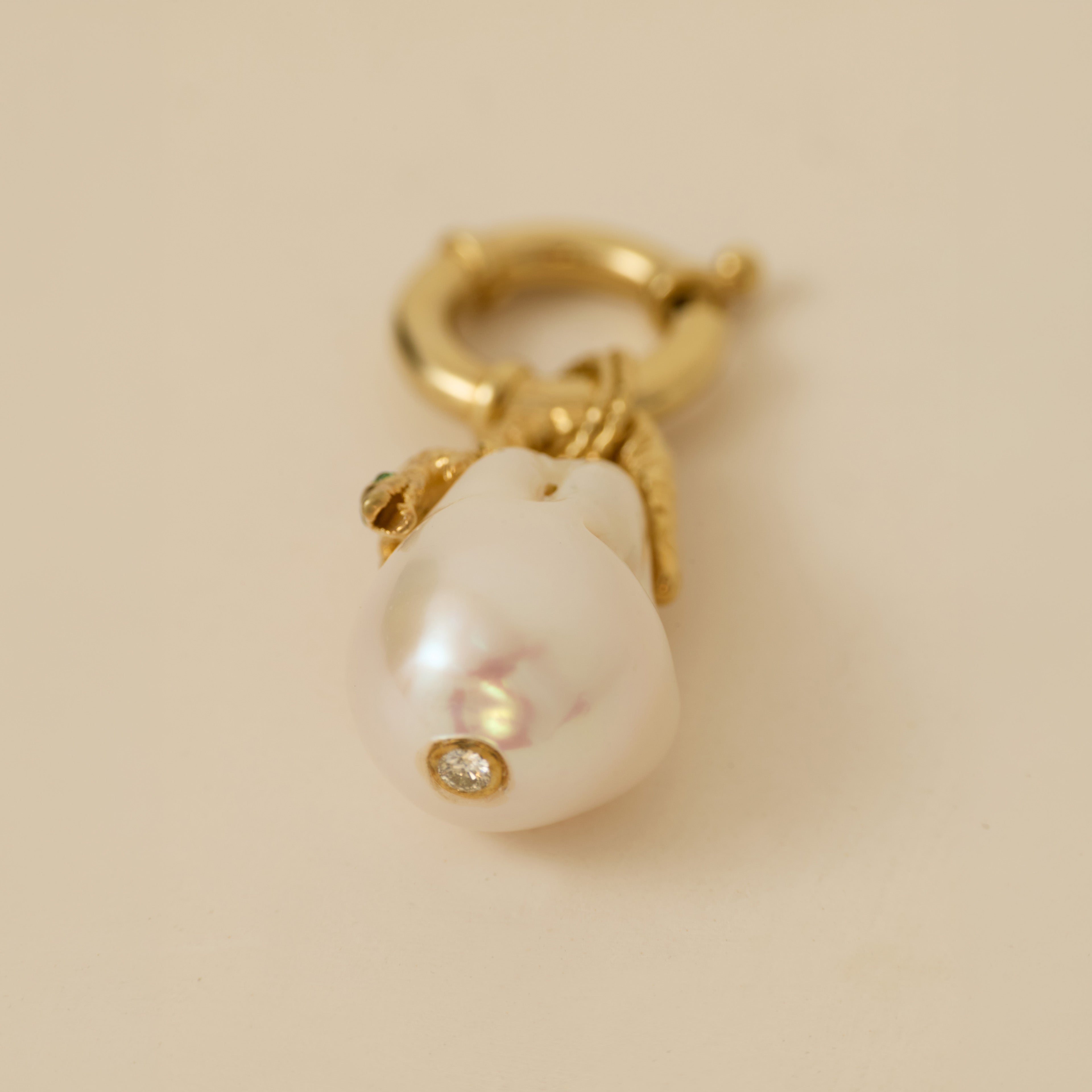 Fortune Crocodile Pearl / Pırlantalı Timsah Formlu İnci Kolye Ucu Giyilebilir Sanat Parçası