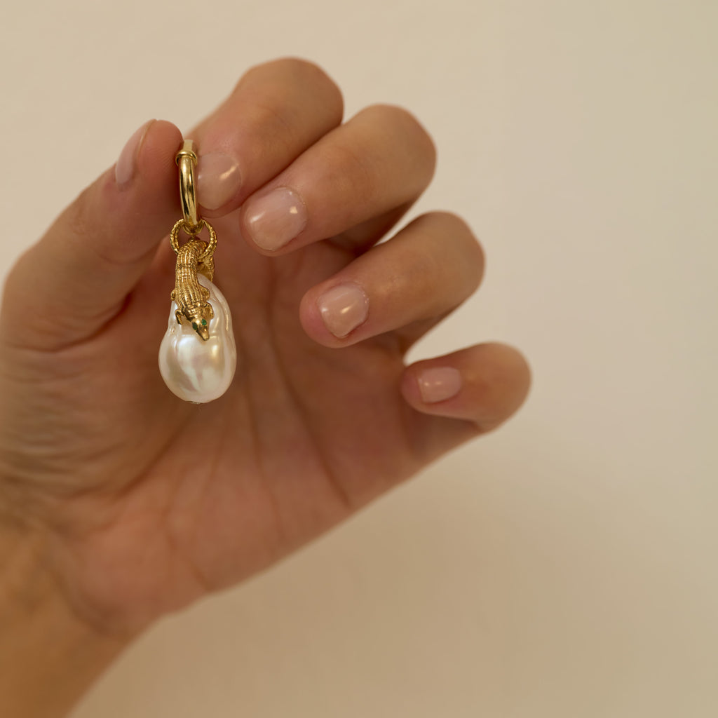 Fortune Crocodile Pearl / Pırlantalı Timsah Formlu İnci Kolye Ucu Giyilebilir Sanat Parçası