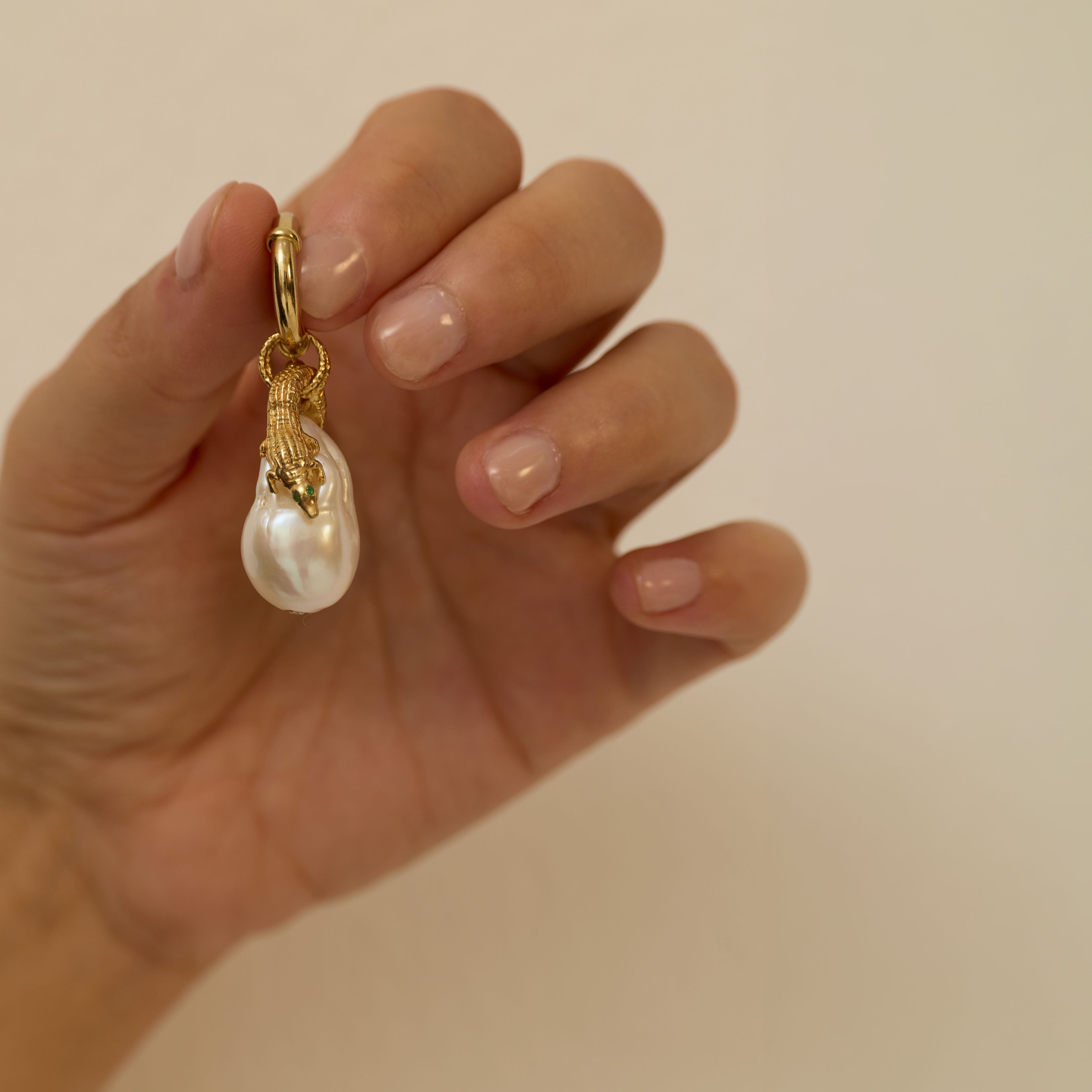 Fortune Crocodile Pearl / Pırlantalı Timsah Formlu İnci Kolye Ucu Giyilebilir Sanat Parçası