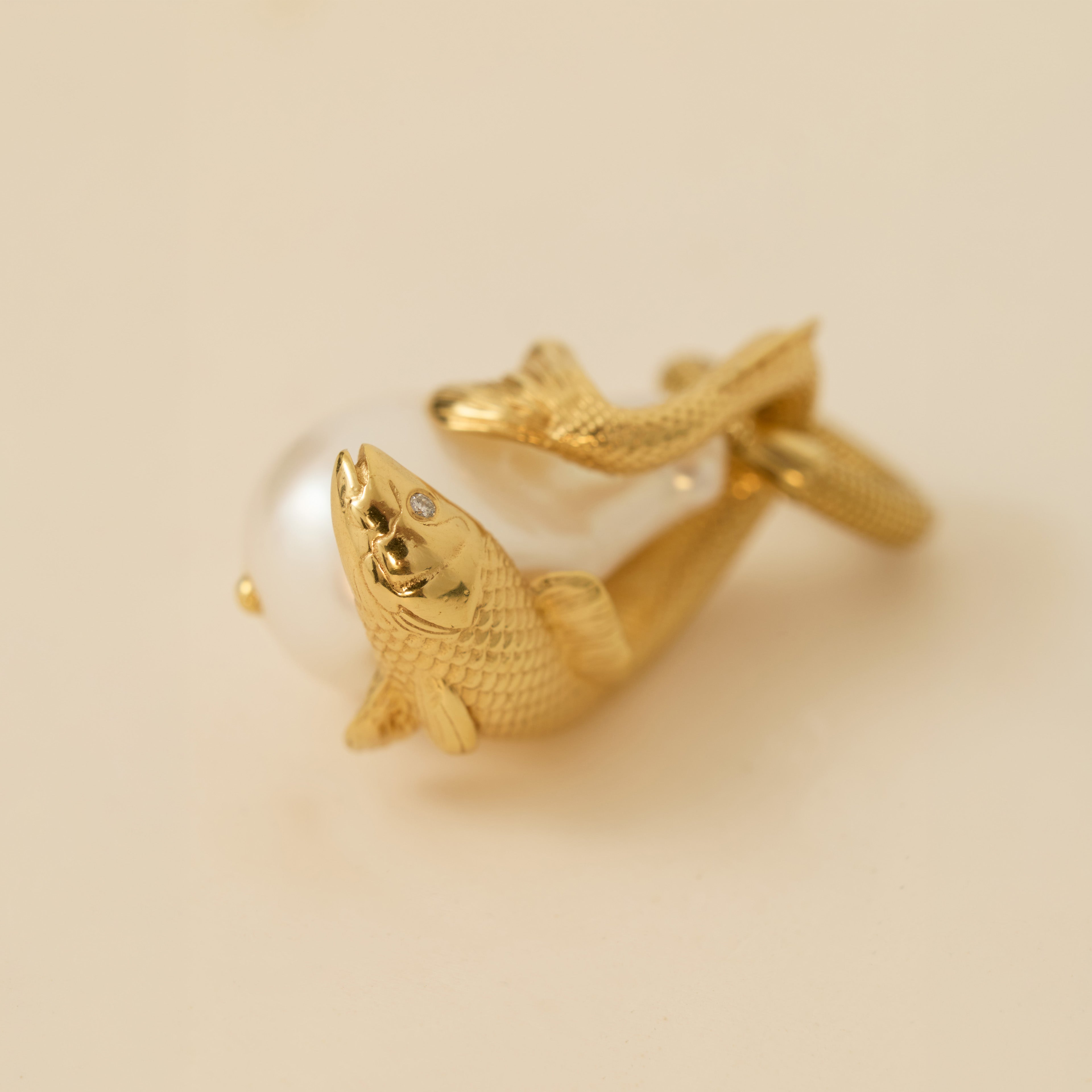 Lucky Fish Pearl / Pırlantalı Balık Formlu İnci Kolye Ucu Giyilebilir Sanat Parçası