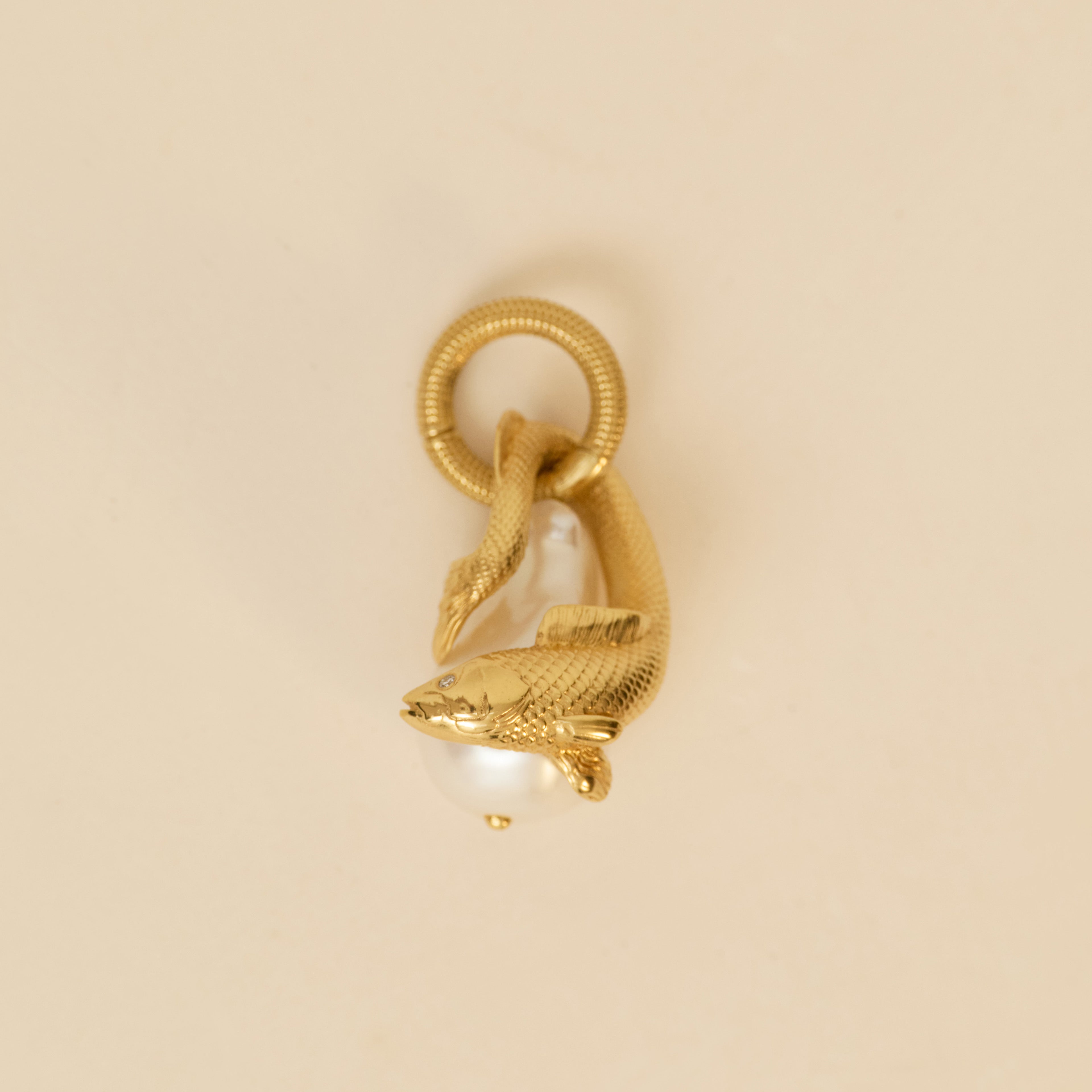 Lucky Fish Pearl / Pırlantalı Balık Formlu İnci Kolye Ucu Giyilebilir Sanat Parçası