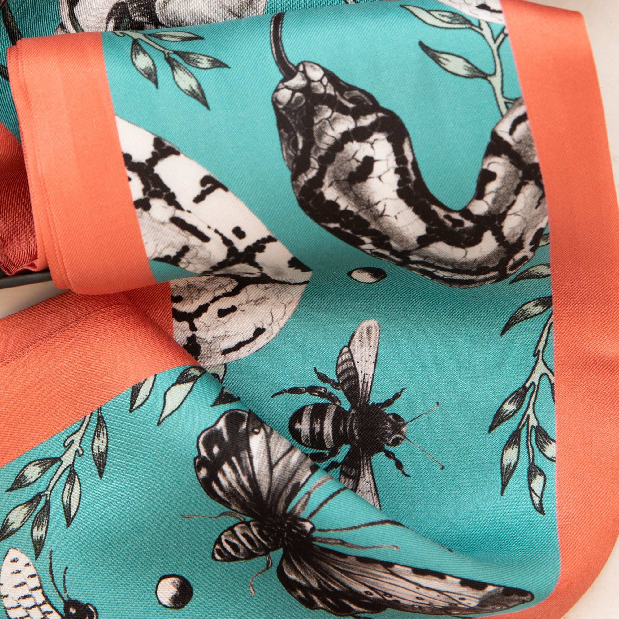 Watcher / Yılanlar & Orkideler Gün Kızılı-Turkuaz İpek Twill 14cm X 153cm Şerit Eşarp